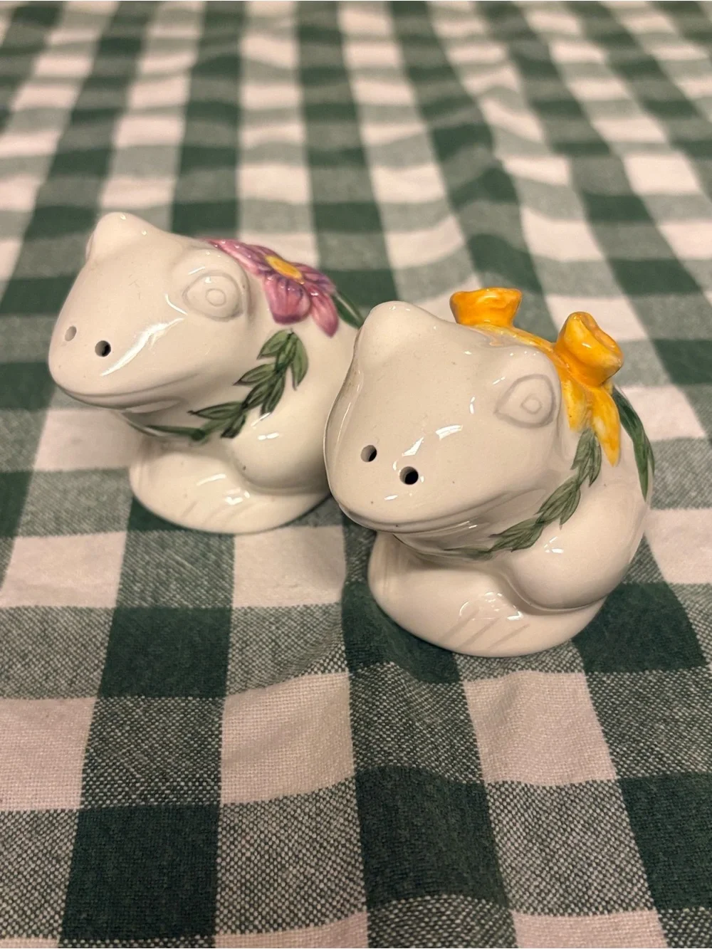 Ceramic frog salt and pepper shakers